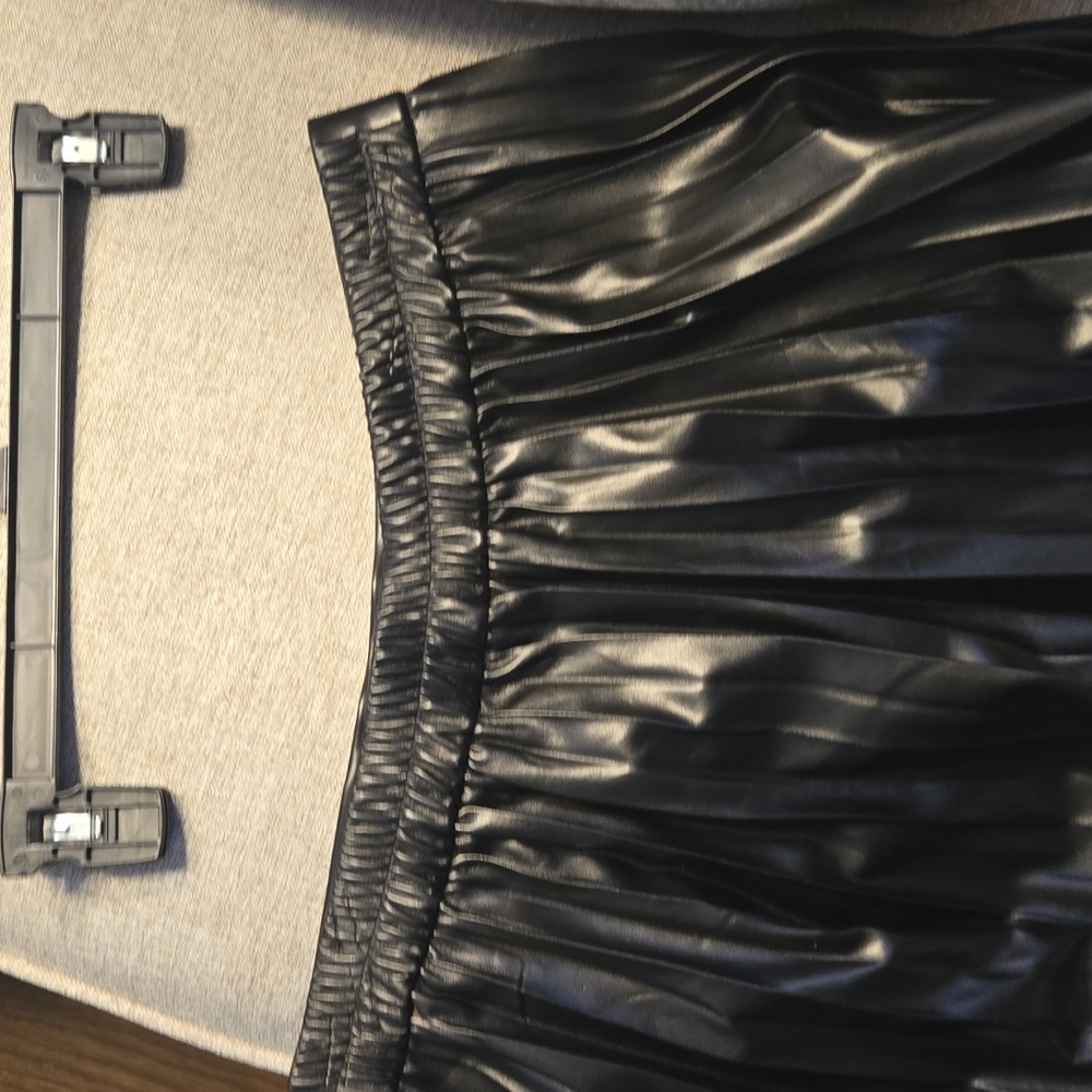 Elegant Black Pleated Skirt - Picture 3 of 9